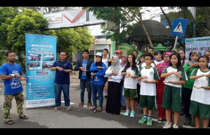 Peringati Hari Difabel, Warga Jombang Belajar Bahasa Isyarat Peringati Hari Difabel, Warga Jombang Belajar Bahasa Isyarat