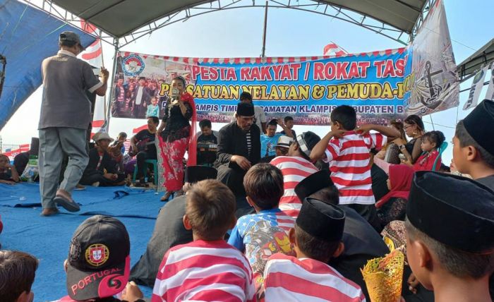 Lestarikan Budaya Leluhur, Warga Desa Klampis Timur Gelar Rokat Tase Lestarikan Budaya Leluhur, Warga Desa Klampis Timur Gelar Rokat Tase