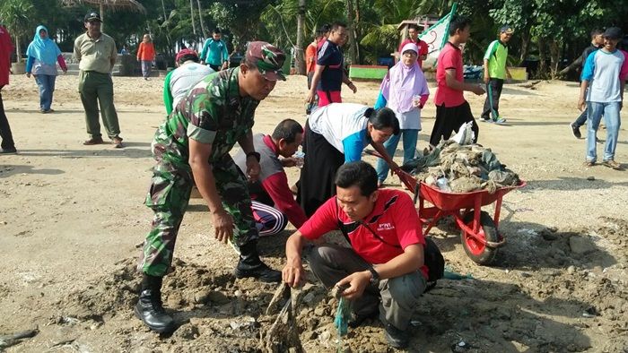 ​Cinta Lingkungan, PWI Tuban Gelar Aksi Bersih-bersih Pantai