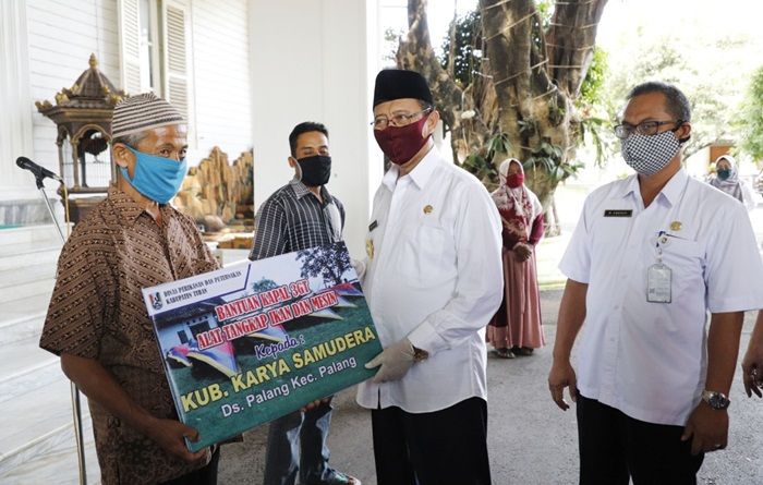 ​Beri Bantuan Kapal, Fathul Huda: Kondisi Nelayan Tuban Masih Memprihatinkan