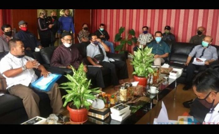 Pilih Damai, Buruh di Kota Batu Gelar Audiensi Minta Dewan Teken Penolakan UU Cipta Kerja Pilih Damai, Buruh di Kota Batu Gelar Audiensi Minta Dewan Teken Penolakan UU Cipta Kerja
