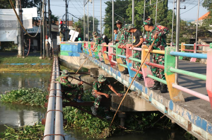 Satgas TMMD Sidoarjo Bersama Masyarakat Lakukan Bersih-bersih Sungai dan Jalan di Balongbendo Satgas TMMD Sidoarjo Bersama Masyarakat Lakukan Bersih-bersih Sungai dan Jalan di Balongbendo