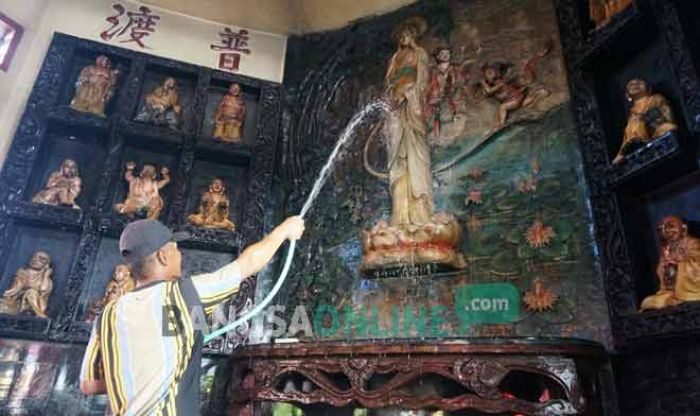 Warga Tionghoa Mandikan Patung Dewa di Klenteng Hong San Kiong Gudo Jombang Jelang Imlek