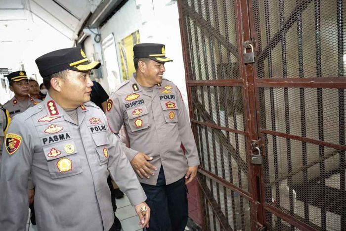 Cek Kesiapan Personelnya, Kapolrestabes Surabaya Sidak ke Polsek Bubutan Cek Kesiapan Personelnya, Kapolrestabes Surabaya Sidak ke Polsek Bubutan