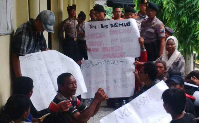 Kantor Dishub Tuban Digeruduk Pedagang Asongan Kantor Dishub Tuban Digeruduk Pedagang Asongan