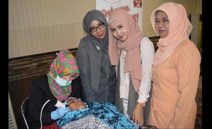 Ibu-ibu DWP Gresik Diajari Merawat Wajah agar Tetap Cantik Ibu-ibu DWP Gresik Diajari Merawat Wajah agar Tetap Cantik