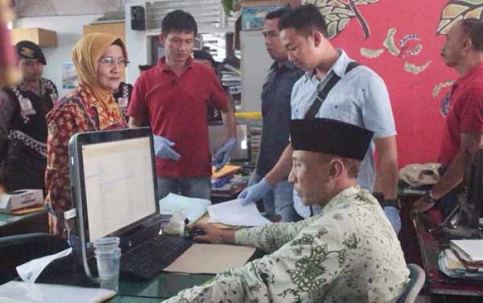Tim Saber Pungli Jember Tangkap Pejabat Disperindag, Kepergok Pungut Bantuan UMKM Tim Saber Pungli Jember Tangkap Pejabat Disperindag, Kepergok Pungut Bantuan UMKM