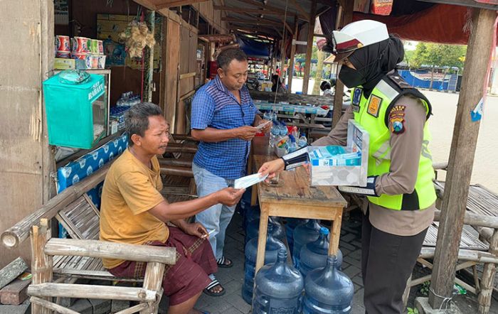 Operasi Aman Nusa II 2022, Polres Gresik Bagikan Masker dan Hand Sanitizer di Terminal Bunder Operasi Aman Nusa II 2022, Polres Gresik Bagikan Masker dan Hand Sanitizer di Terminal Bunder