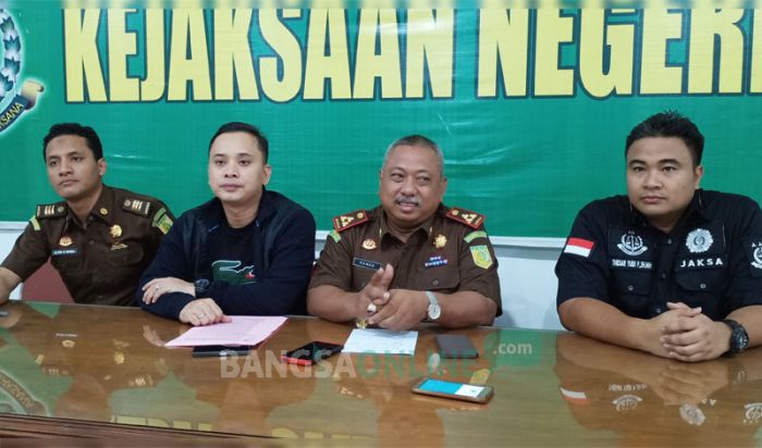 Sekda Gresik Resmi Ditetapkan Tersangka Pemotongan Insentif di BPPKAD Sekda Gresik Resmi Ditetapkan Tersangka Pemotongan Insentif di BPPKAD
