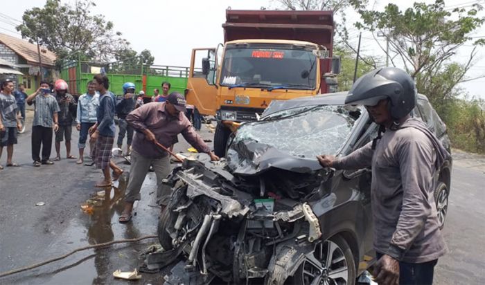 XPander Berpenumpang 5 Orang Ringsek Usai Tabrak Truk Gandeng di Duduksampeyan XPander Berpenumpang 5 Orang Ringsek Usai Tabrak Truk Gandeng di Duduksampeyan