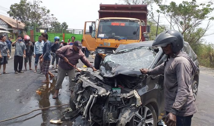 XPander Berpenumpang 5 Orang Ringsek Usai Tabrak Truk Gandeng di Duduksampeyan