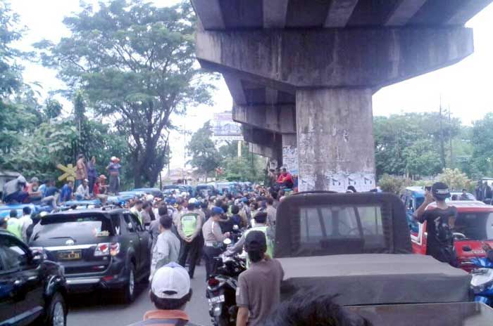 Brimob Gembosi Ban, Demo Sopir Mikrolet di Malang Kocar-kacir Brimob Gembosi Ban, Demo Sopir Mikrolet di Malang Kocar-kacir