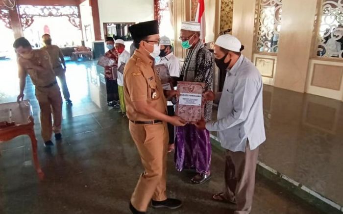 Bupati Pamekasan Serahkan Bantuan Dana Hibah Bagi Masjid dan Pesantren Bupati Pamekasan Serahkan Bantuan Dana Hibah Bagi Masjid dan Pesantren