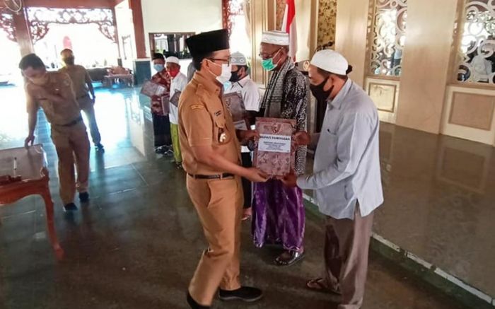 Bupati Pamekasan Serahkan Bantuan Dana Hibah Bagi Masjid dan Pesantren