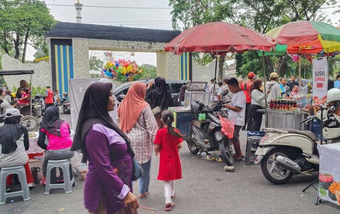 Libur Sekolah, PKL di Alun-Alun Lamongan Ketiban Berkah Libur Sekolah, PKL di Alun-Alun Lamongan Ketiban Berkah
