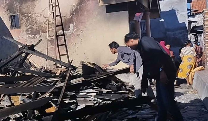 Gudang Penyimpanan Ikan dan Sebuah Rumah di Pamekasan Hangus Terbakar Gudang Penyimpanan Ikan dan Sebuah Rumah di Pamekasan Hangus Terbakar