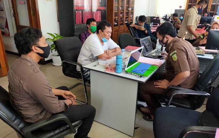 Berkas Lengkap, Eks Camat Kras Dilimpahkan ke Kejaksaan Berkas Lengkap, Eks Camat Kras Dilimpahkan ke Kejaksaan