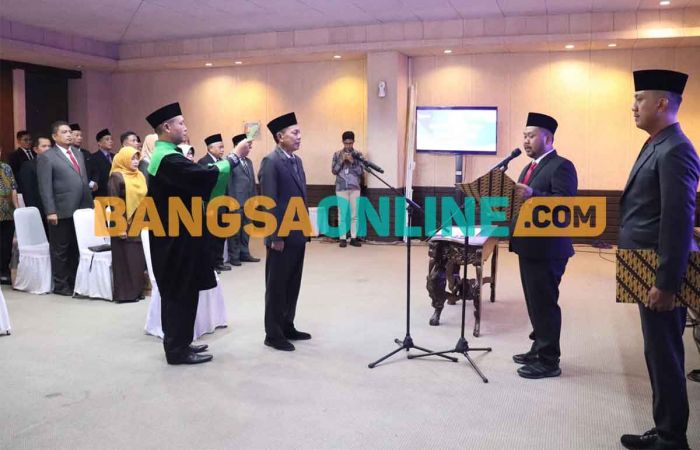Bupati Lantik Kepala Bappeda Jadi Dewas Bank Gresik Bupati Lantik Kepala Bappeda Jadi Dewas Bank Gresik