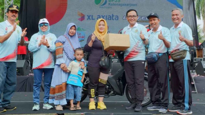 Peringati HUT ke-492 Pamekasan, Janda Dua Anak Mendapatkan Tiket Umroh Peringati HUT ke-492 Pamekasan, Janda Dua Anak Mendapatkan Tiket Umroh