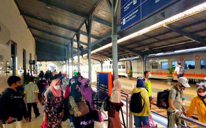 PT KAI Daop IX Jember Wajibkan Vaksin Booster Bagi Penumpang dengan Perjalanan Jarak Jauh PT KAI Daop IX Jember Wajibkan Vaksin Booster Bagi Penumpang dengan Perjalanan Jarak Jauh