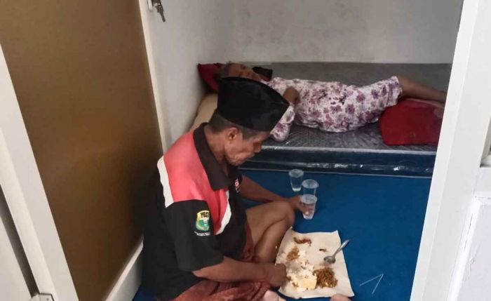 Ada Pasangan Lansia Terlantar di Stadion Bangkalan