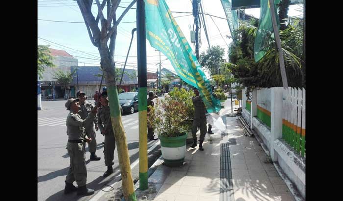 Tak Berizin, Satpol PP Pamekasan Turunkan Paksa Ratusan Reklame Tak Berizin, Satpol PP Pamekasan Turunkan Paksa Ratusan Reklame