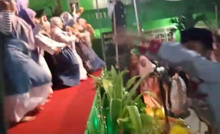 Heboh Video Santri Putri Sebuah Ponpes di Banyuwangi Berjoget di atas Panggung, Begini kata Kemenag Heboh Video Santri Putri Sebuah Ponpes di Banyuwangi Berjoget di atas Panggung, Begini kata Kemenag