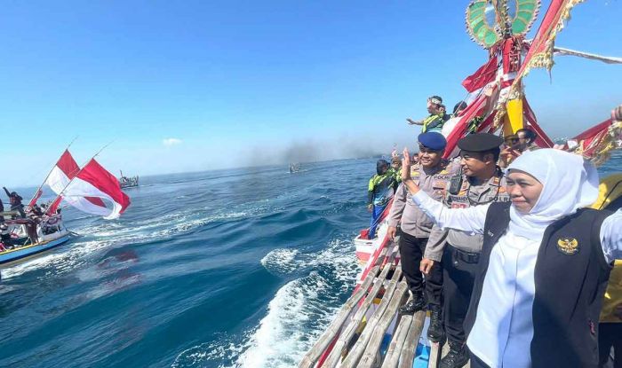 Bersama Ribuan Warga, Gubernur Khofifah Menyatu dalam Petik Laut di Kraksaan Probolinggo Bersama Ribuan Warga, Gubernur Khofifah Menyatu dalam Petik Laut di Kraksaan Probolinggo