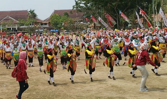 489 Penari Topeng Gettak Berkolaborasi Dengan Reog Ponorogo di Pamekasan 489 Penari Topeng Gettak Berkolaborasi Dengan Reog Ponorogo di Pamekasan