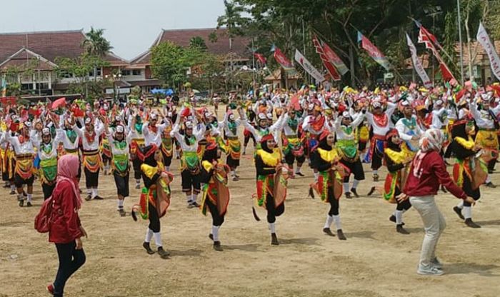 489 Penari Topeng Gettak Berkolaborasi Dengan Reog Ponorogo di Pamekasan