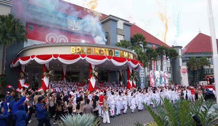 Beragam Budaya Semarakkan Upacara Penurunan Bendera Merah Putih di Kota Batu