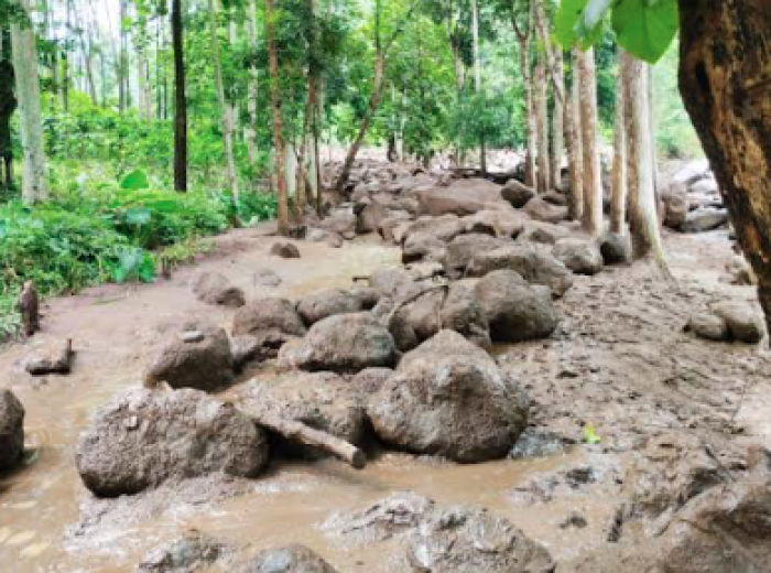 Sungai Meluap, Banjir Sebabkan Jembatan dan Jalan Akses Dua Desa di Pasuruan Rusak