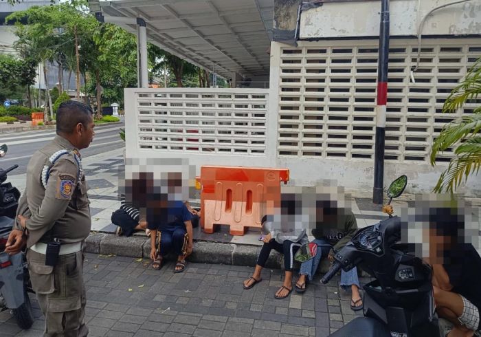 Saling Ejek saat Live TikTok, 6 Remaja Putri Baku Hantam di Depan Kantor Pemkot Surabaya Saling Ejek saat Live TikTok, 6 Remaja Putri Baku Hantam di Depan Kantor Pemkot Surabaya