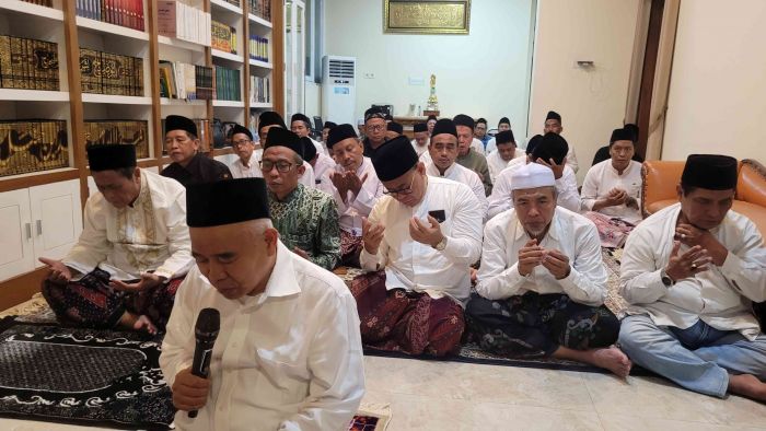 Rabu Besok, 100 Kiai dan Ribuan Santri Istighatsah dan Tahlil Akbar Depan Grahadi Rabu Besok, 100 Kiai dan Ribuan Santri Istighatsah dan Tahlil Akbar Depan Grahadi