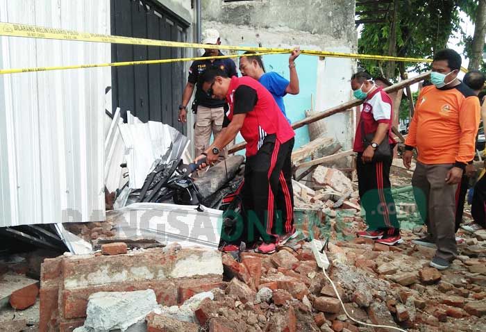Bangunan Rumah Tua di Jalan Veteran Blitar Roboh, BPBD Bersihkan Lokasi Bangunan Rumah Tua di Jalan Veteran Blitar Roboh, BPBD Bersihkan Lokasi