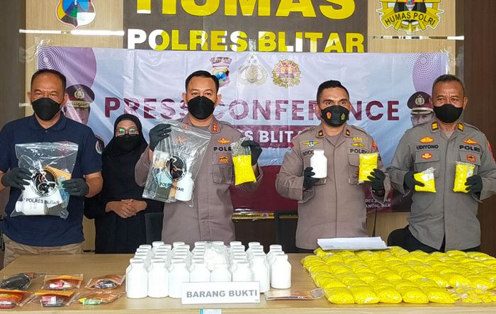 Ratusan Ribu Butir Pil Dextro Diamankan Selama Operasi Tumpas Narkoba di Blitar Ratusan Ribu Butir Pil Dextro Diamankan Selama Operasi Tumpas Narkoba di Blitar