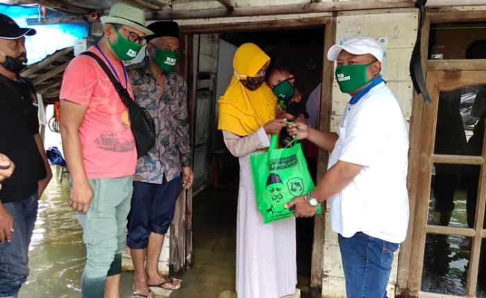 Kunjungi Korban Banjir, Bacabup Kaji Sholah Serahkan Bantuan Sembako Kunjungi Korban Banjir, Bacabup Kaji Sholah Serahkan Bantuan Sembako