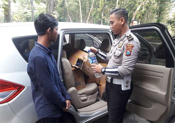 Razia, Satlantas Polres Ngawi Amankan Empat Pria Bawa Puluhan Botol Miras Razia, Satlantas Polres Ngawi Amankan Empat Pria Bawa Puluhan Botol Miras