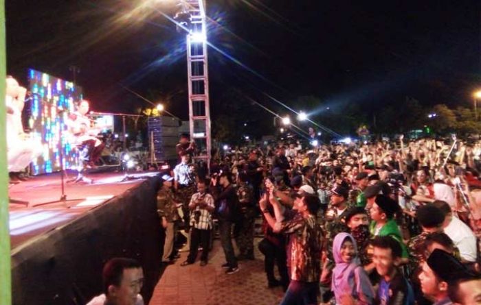 Meriah, Konser Wali Band di Alun-alun Tuban Dipadati Ribuan Warga Meriah, Konser Wali Band di Alun-alun Tuban Dipadati Ribuan Warga