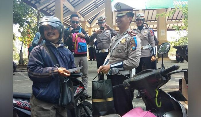 ​Gelar Operasi Zebra Semeru 2019, Satlantas Polresta Sidoarjo Malah Bagikan Hadiah