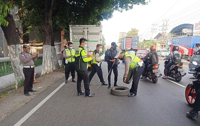 Oleng Usai Tabrak Ban Tanda Mobil Mogok, Pengendara Motor di Sidoarjo Tewas Terlindas Truk Tronton Oleng Usai Tabrak Ban Tanda Mobil Mogok, Pengendara Motor di Sidoarjo Tewas Terlindas Truk Tronton
