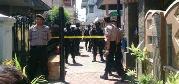 18 Warga Malang Dibaiat ISIS, Tiga Tersangka ternyata Anak Buah Abu Jandal 18 Warga Malang Dibaiat ISIS, Tiga Tersangka ternyata Anak Buah Abu Jandal