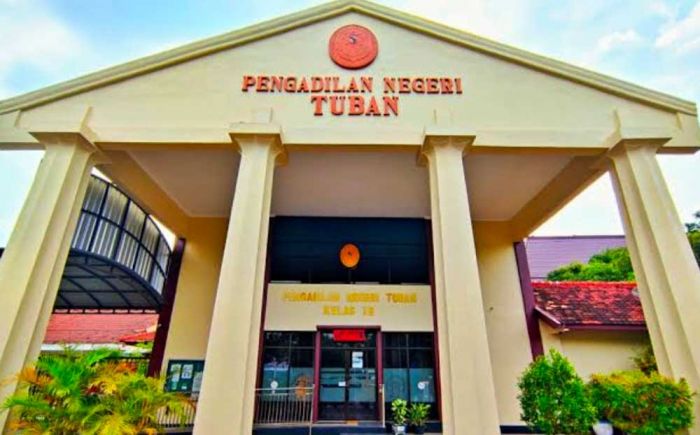 Sidang Penyelundupan Pupuk Subsidi di PN Tuban, Terdakwa Divonis Lebih Ringan dari Tuntutan JPU Sidang Penyelundupan Pupuk Subsidi di PN Tuban, Terdakwa Divonis Lebih Ringan dari Tuntutan JPU