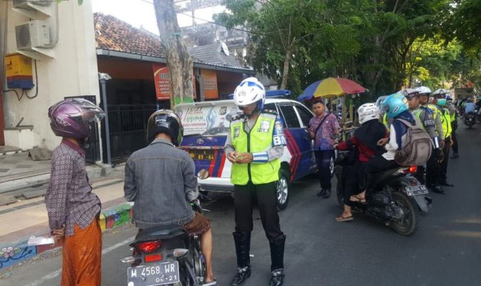 Baru Satu Hari Operasi Zebra Semeru, Satlantas Polres Pamekasan Tindak 205 Pelanggar Baru Satu Hari Operasi Zebra Semeru, Satlantas Polres Pamekasan Tindak 205 Pelanggar
