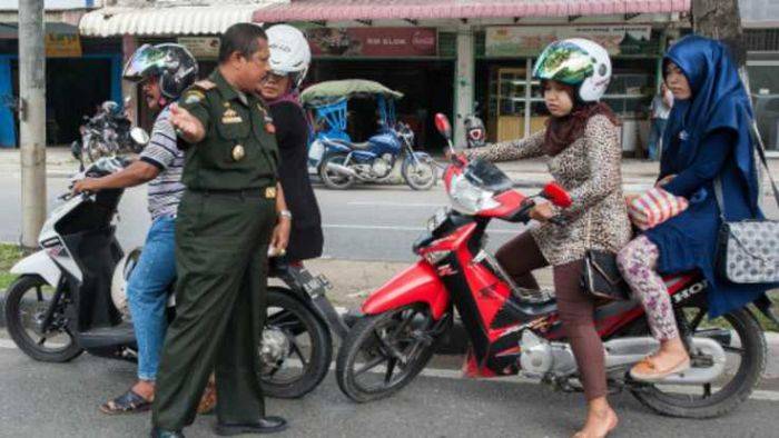 Polisi Syariat Aceh Razia Cewek Berpakaian Seksi Polisi Syariat Aceh Razia Cewek Berpakaian Seksi