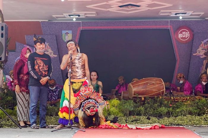 Bintang TikTok Menjeng Kimhoa Ramaikan Pagelaran Seni Budaya Perayaan Hari Jadi Kediri Bintang TikTok Menjeng Kimhoa Ramaikan Pagelaran Seni Budaya Perayaan Hari Jadi Kediri