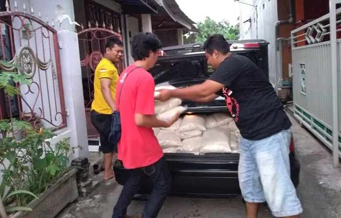 Cegah Penyebaran Covid-19, GCC-19 Kota Kediri Bagi-bagi Masker dan Beras Cegah Penyebaran Covid-19, GCC-19 Kota Kediri Bagi-bagi Masker dan Beras