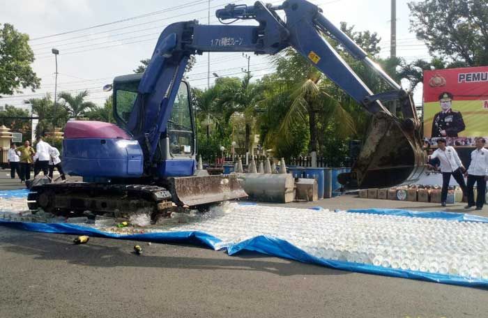 Sambut Ramadhan, Polres Tuban Musnahkan Ribuan Liter Arak