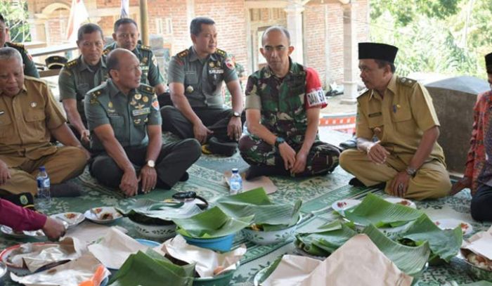 Jelang Penutupan, Dansatgas TMMD Trenggalek dan Warga Gelar Tasyakuran Jelang Penutupan, Dansatgas TMMD Trenggalek dan Warga Gelar Tasyakuran