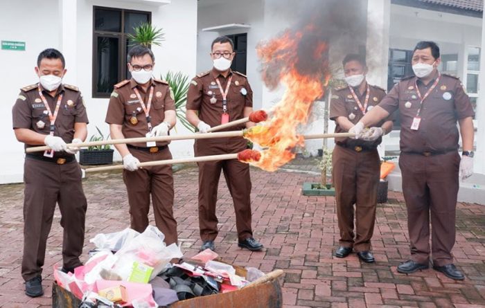 Kejari Nganjuk Musnahkan Ribuan Barang Bukti dari 105 Perkara Kejari Nganjuk Musnahkan Ribuan Barang Bukti dari 105 Perkara